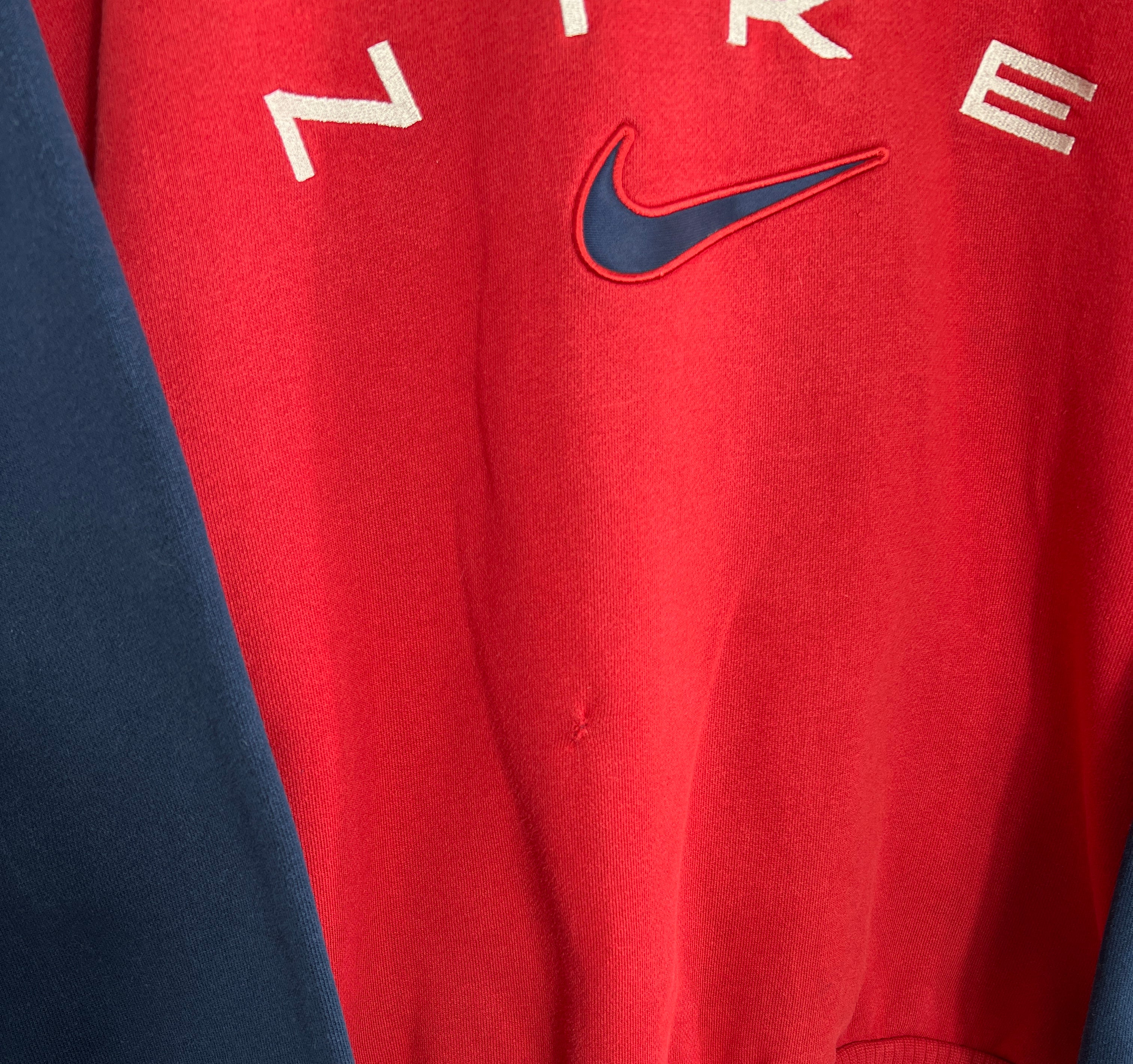 Vintage Nike 90s Sweatshirt Rouge et Bleu vue bas du sweat