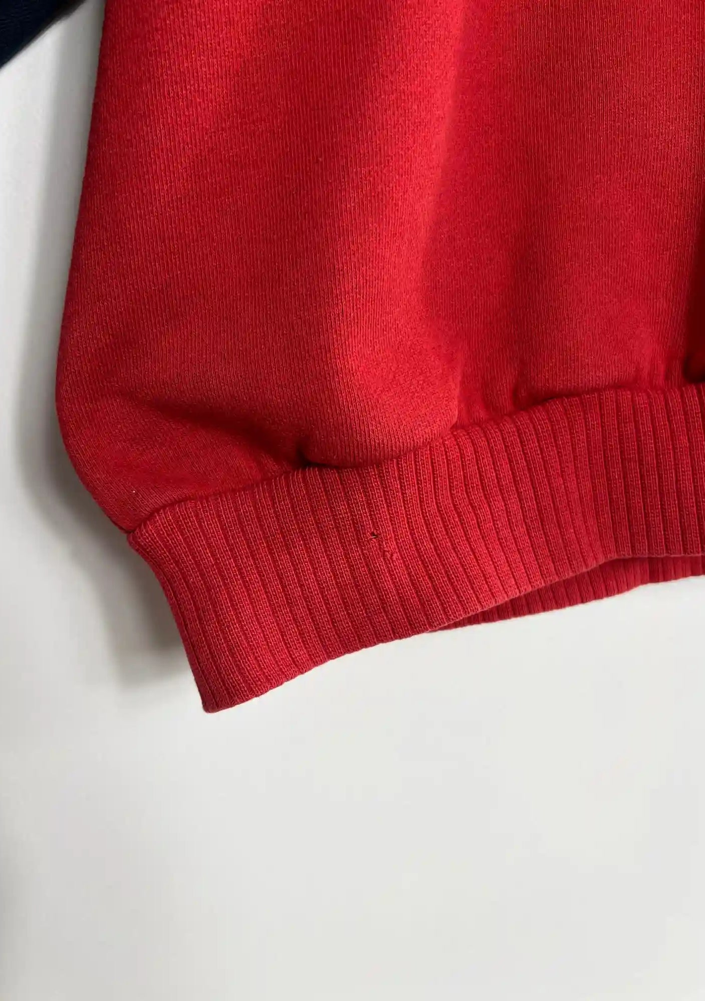 Vintage Nike 90s Sweatshirt Rouge et Bleu vue bas du sweat niveau de la taille