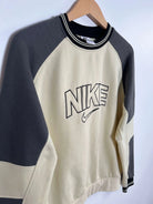 90's Nike Bootleg Sweatshirt Beige vue du logo nike brodé