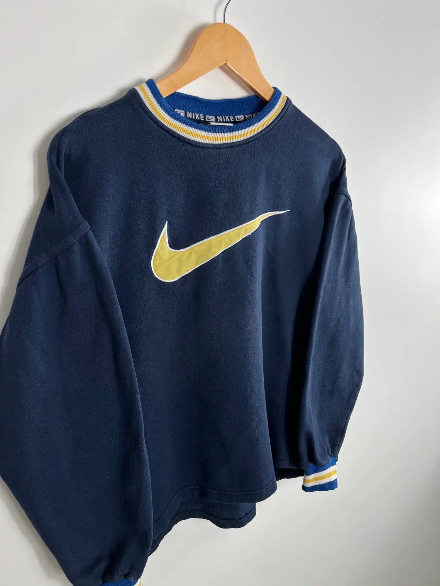 90's Vintage Nike Sweatshirt Big Swoosh Bleu vue de coter