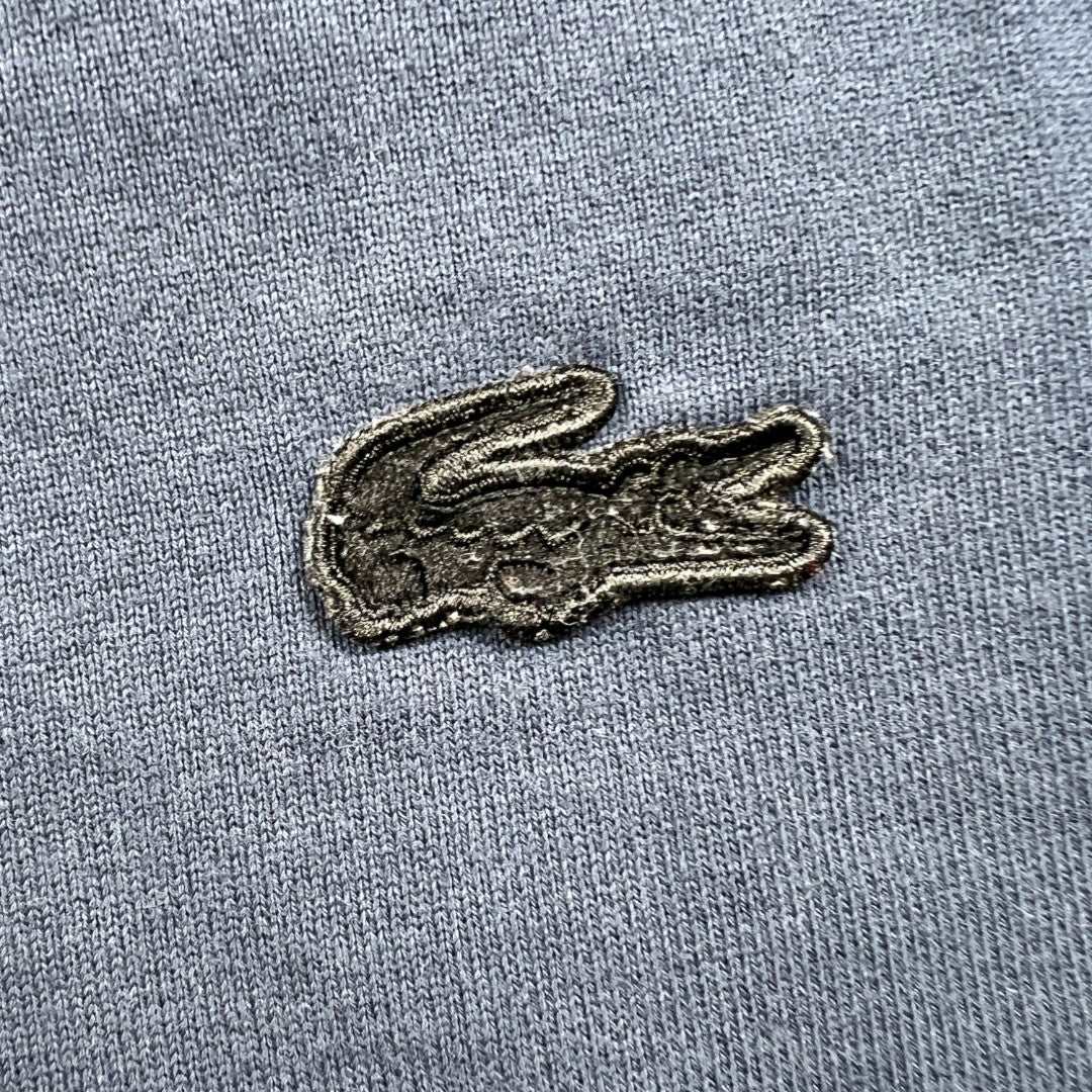 sweatshirt Lacoste bleu marine avec le logo Lacoste brodé vue du logo