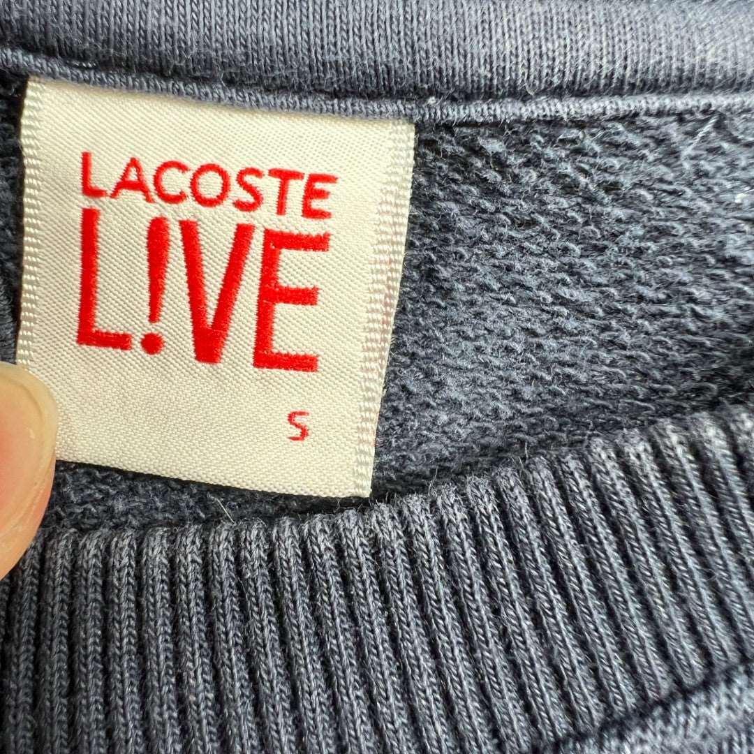 sweatshirt Lacoste bleu marine avec le logo Lacoste brodé vue de l'étiquette