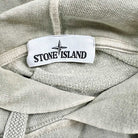 Sweatshirt Stone Island Hoodie kaki avec zoom sur l'étiquette