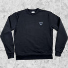 Sudadera minimalista Arte Antwerp negra con logotipo bordado, vista frontal