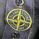 Veste stone Island noir avec le badge sur la manche gauche vue du badge