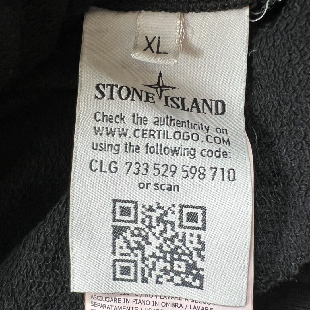 Veste stone Island noir avec le badge sur la manche gauche vue du certificat d'authenticité