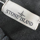 Veste stone Island noir avec le badge sur la manche gauche vue de l'etiquette