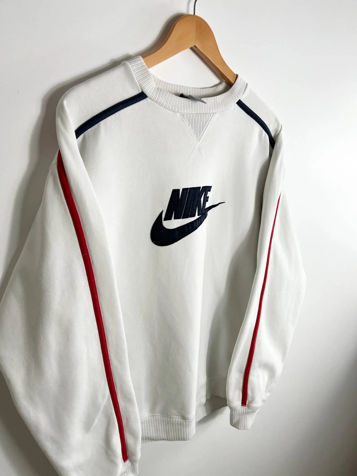 Old Nike Vintage White Sweater 2000s side view