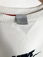 Old Nike Vintage White Sweater 2000s visto desde la etiqueta