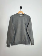 Arte Antwerp Crewneck Logotipo bordado Gris vista frontal