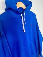 Hoodie Ralph Lauren bleu roi avec logo ralph lauren brodé orange vue du logo