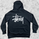 Hoodie stussy basic noir avec le logo stussy vue de dos