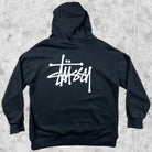 Sudadera básica negra con capucha y logotipo de Stussy en la espalda