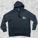 Hoodie stussy basic noir avec le logo stussy vue de face