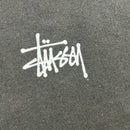 Hoodie stussy basic noir avec le logo stussy vue du petit logo