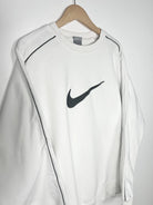 Nike vintage crewneck 2000s blanc big logo nike brodé vue du logo