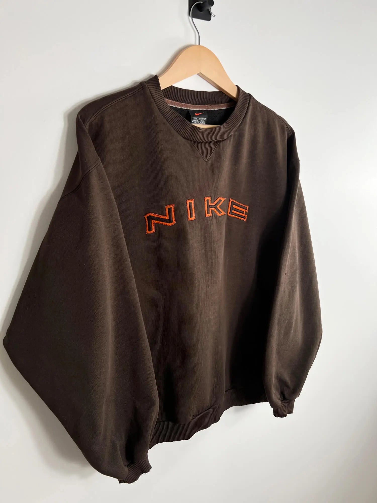 Nike Oversize Brown Embroidered Sweater vista lateral