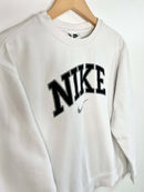 Pull Retro Nike Blanc Logo Brodé vue du logo