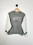 Retro Nike Sweater Gris Logo Brodé vue de face