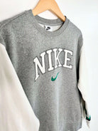 Retro Nike Sweater Gris Logo Brodé vue du logo