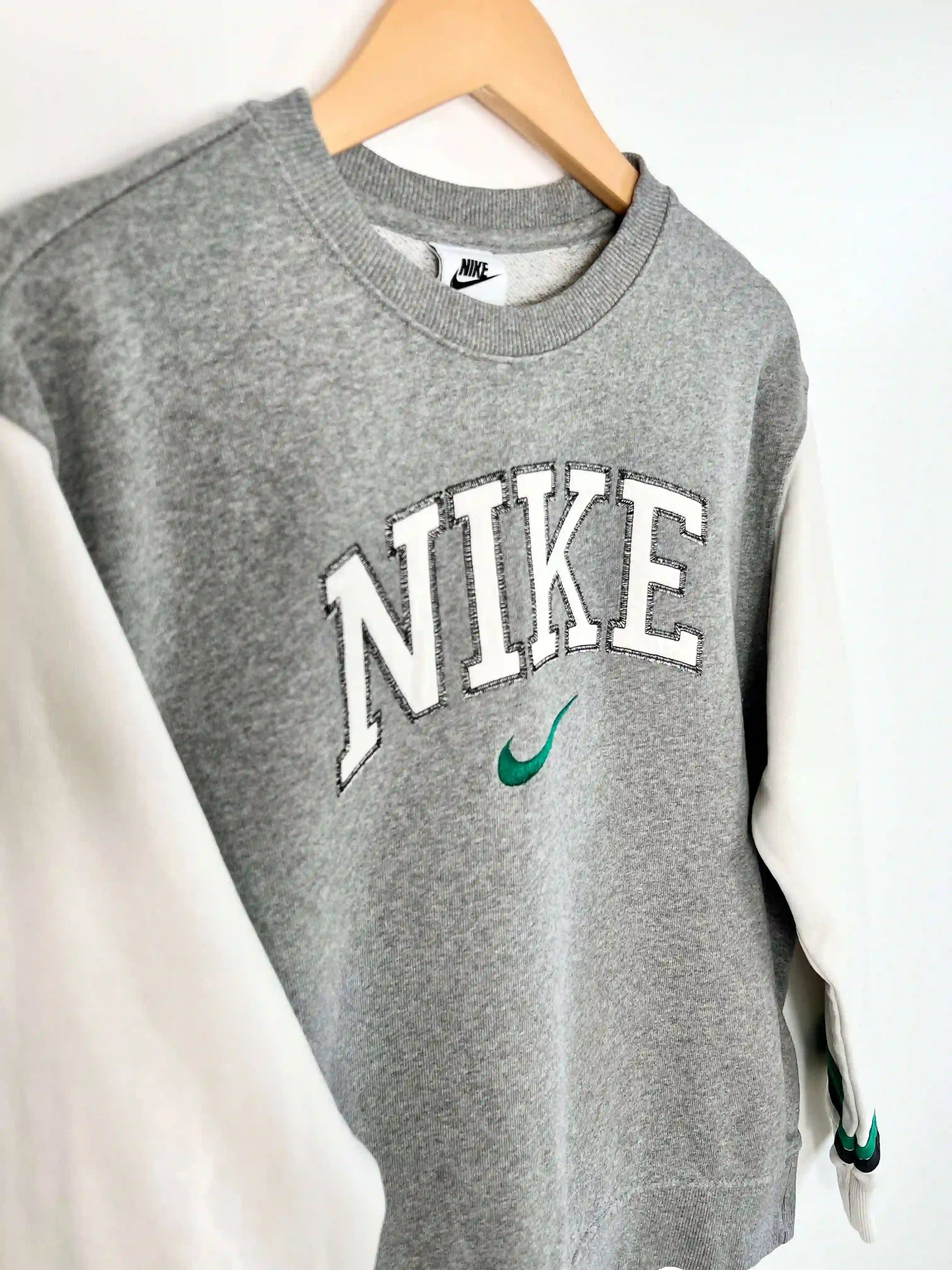 Retro Nike Sweater Gris Logo Brodé (S)