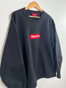 Supreme Box Logo Crewneck Noir FW22 vue du logo Supreme