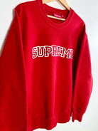 Supreme Shattered Logo Crewneck Rouge vue du logo supreme