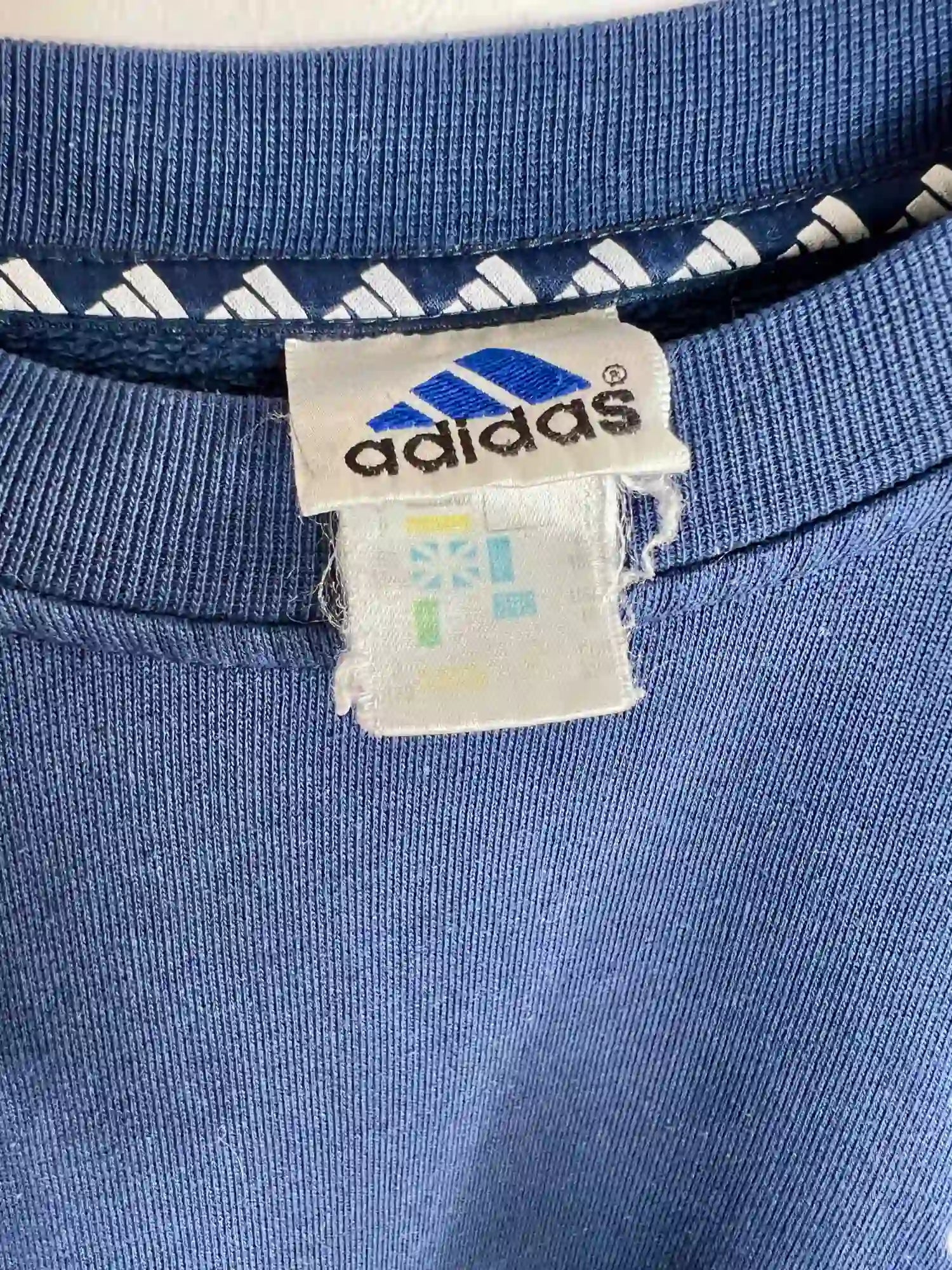 Sweat Adidas Vintage 90's Bleu Marine vue de etiquette adidas