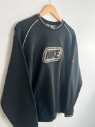 Sweat Nike Vintage 00s noir avec nike brode vue de coter