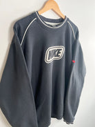Sweat Nike Vintage 00s noir avec nike brode vue de coter