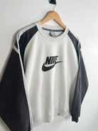 Sweat Nike Vintage 00s blanc et logo noir vue de coter