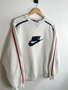 Sweat Nike Vintage 00s blanc avec logo nike noir vue de coter