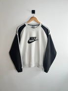 Sweat Nike Vintage 00s blanc et logo noir vue de face