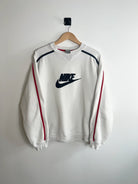 Sweat Nike Vintage 00s blanc avec logo nike noir vue de face