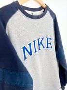 Sweater Nike Vintage 2000's Gris Logo Brodé vue du logo