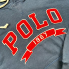 Détail de la broderie "POLO" sur le devant du sweat à capuche Ralph Lauren