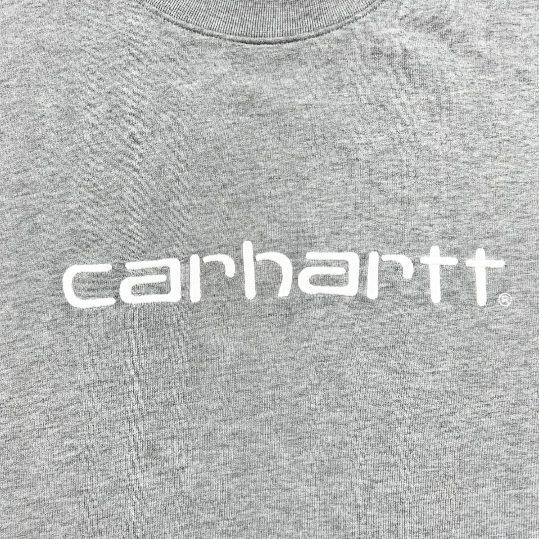 sweatshirt carhartt gris avec le logo de la marque brodé sur le devant vue du logo