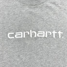 sweatshirt carhartt gris avec le logo de la marque brodé sur le devant vue du logo