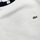 sweatshirt Lacoste Blanc avec le logo Lacoste brodé vue du logo