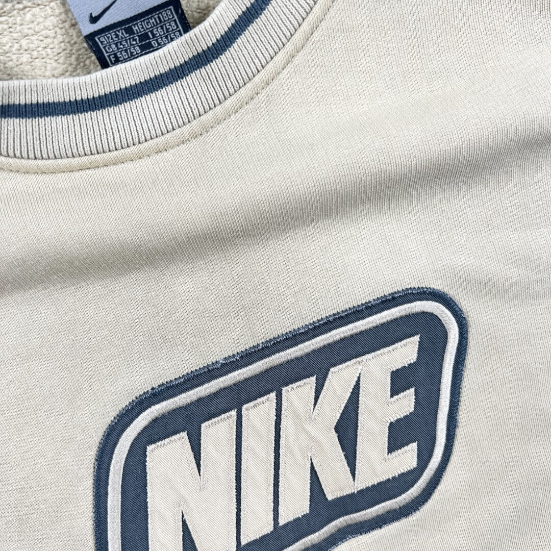 Pull Nike Vintage Homme 2000's beige des années 2000 avec le logo de la marque brodé vue de l'etiquette