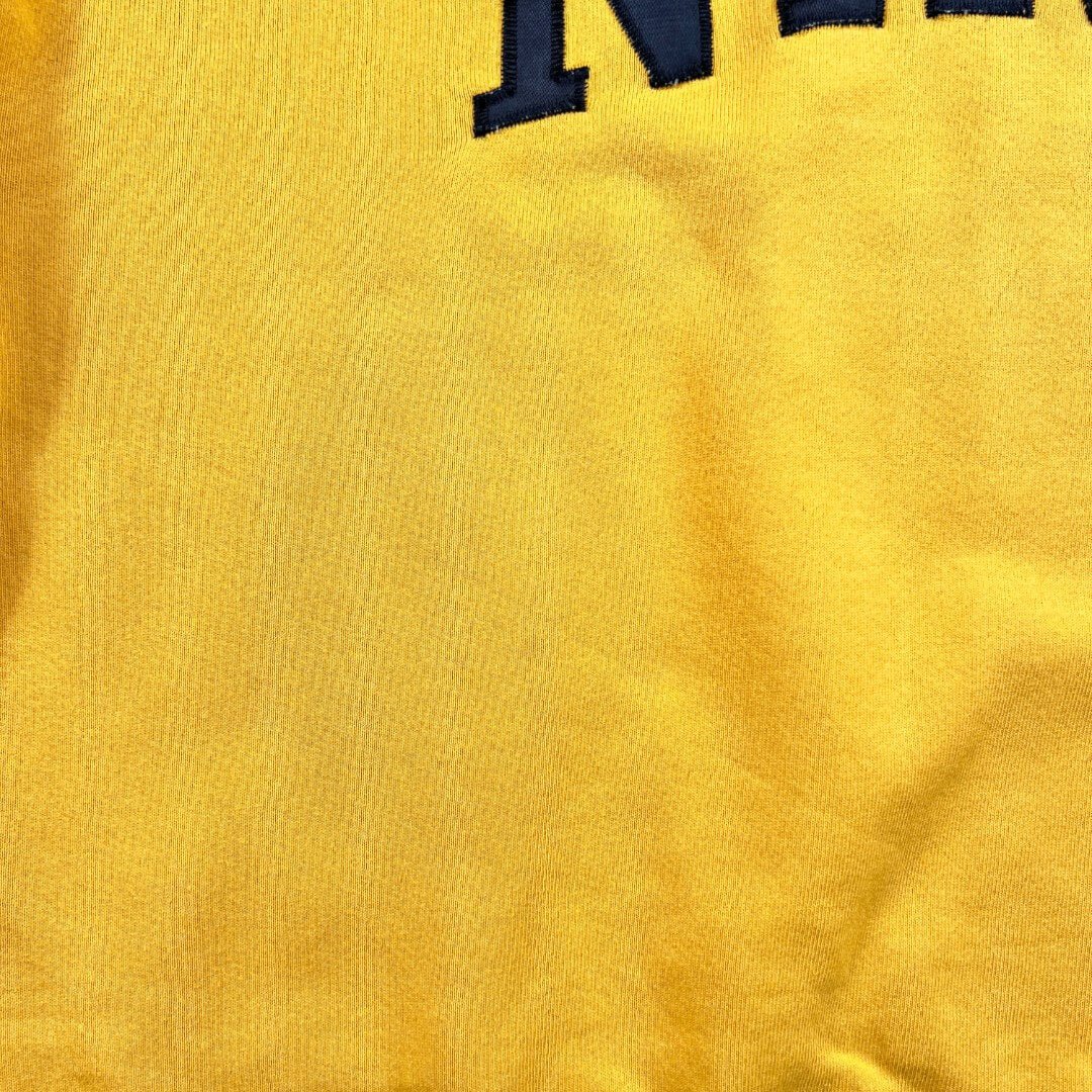 sweatshirt nike vintage jaune des années 1990 avec le logo brodé en noir vue du logo