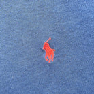 Détail de la broderie rouge sur le sweatshirt Ralph Lauren