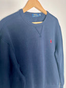 sweatshirt ralph lauren bleu marine avec le logo ralph lauren brodé rouge vue de coté