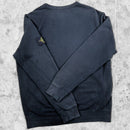 sweatshirt stone island noir avec le badge de la marque sur la manche gauche vue de dos