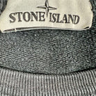 sweatshirt stone island noir avec le badge de la marque sur la manche gauche vue de l'étiquette