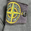 sweatshirt stone island noir avec le badge de la marque sur la manche gauche vue du badge