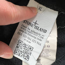 sweatshirt stone island noir avec le badge de la marque sur la manche gauche vue du certificat d'authenticité