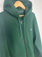 veste ralph lauren zip à capuche vert avec logo ralph lauren brodé blanc vue du logo