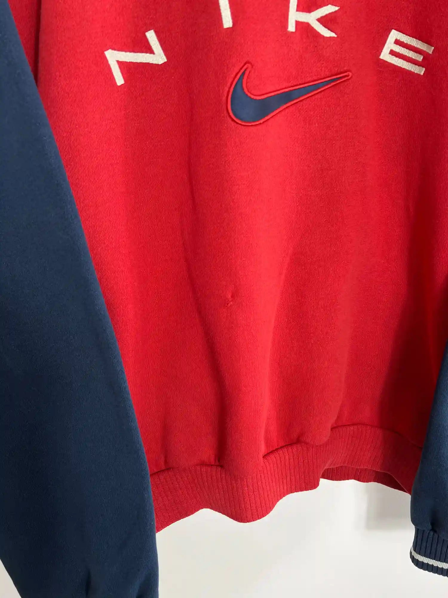 Vintage Nike 90s Sweatshirt Rouge et Bleu vue bas du sweat