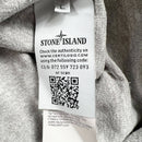 pull stone island gris avec le badge stone island sur la manche gauche vue du certifiat